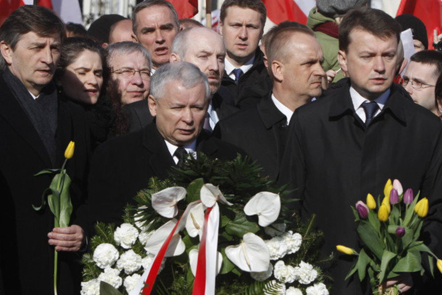 Žuvusio Lenkijos prezidento brolis Jaroslawas Kaczynskis (viduryje) pagerbė žuvusiuosius.