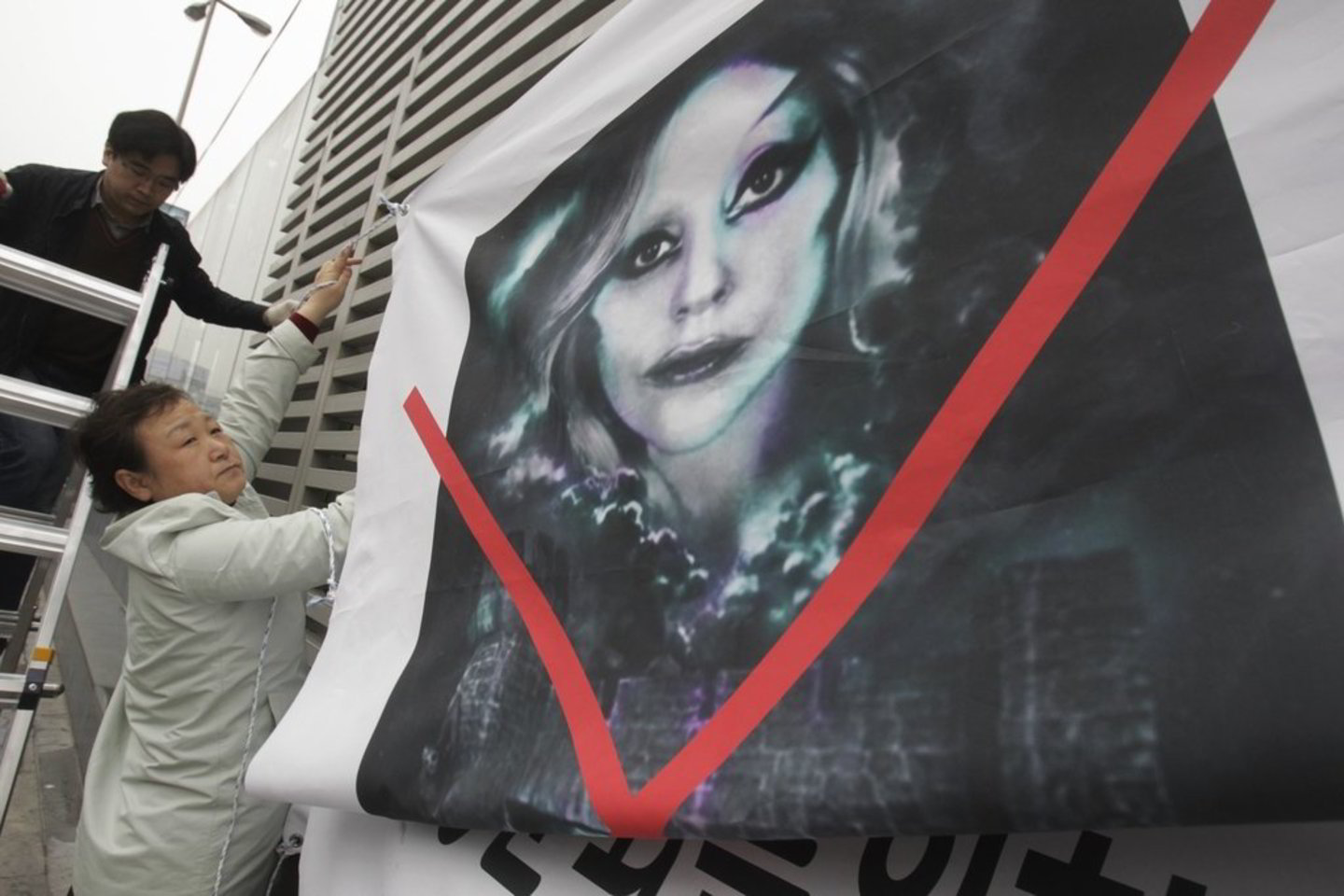 Pietų Korėjoje vyksta protesto akcijos, kurių rengėjai reikalauja atšaukti šioje šalyje balandžio 27-ąją įvyksiantį atlikėjos Lady Gagos koncertą.