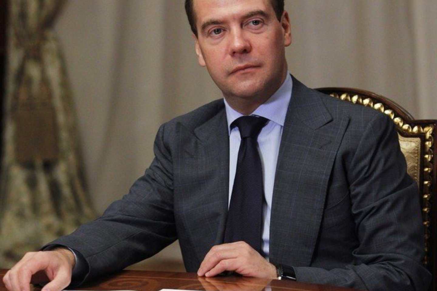 Išrinktasis prezidentas Vladimiras Putinas yra pažadėjęs į premjerus siūlyti kadenciją baigiantį prezidentą Dmitrijų Medvedevą.