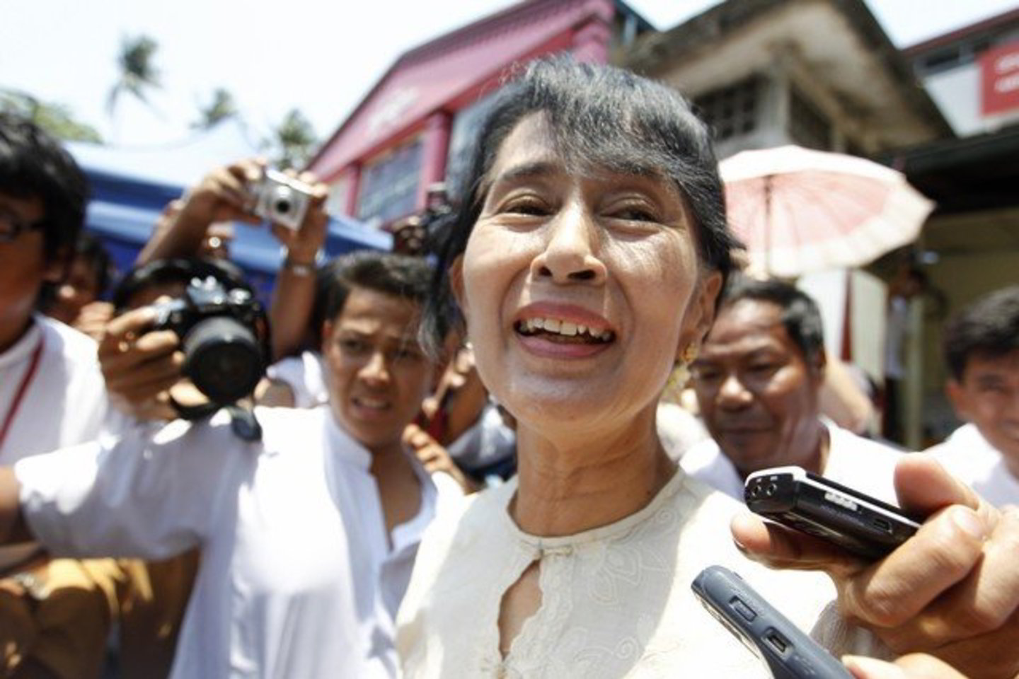 Aukštųjų rūmų, kuriuose Aung San Suu Kyi turėjo debiutuoti kaip politikė, sesija prasidėjo be jos ir 36 kitų išrinktų jos partijos narių.