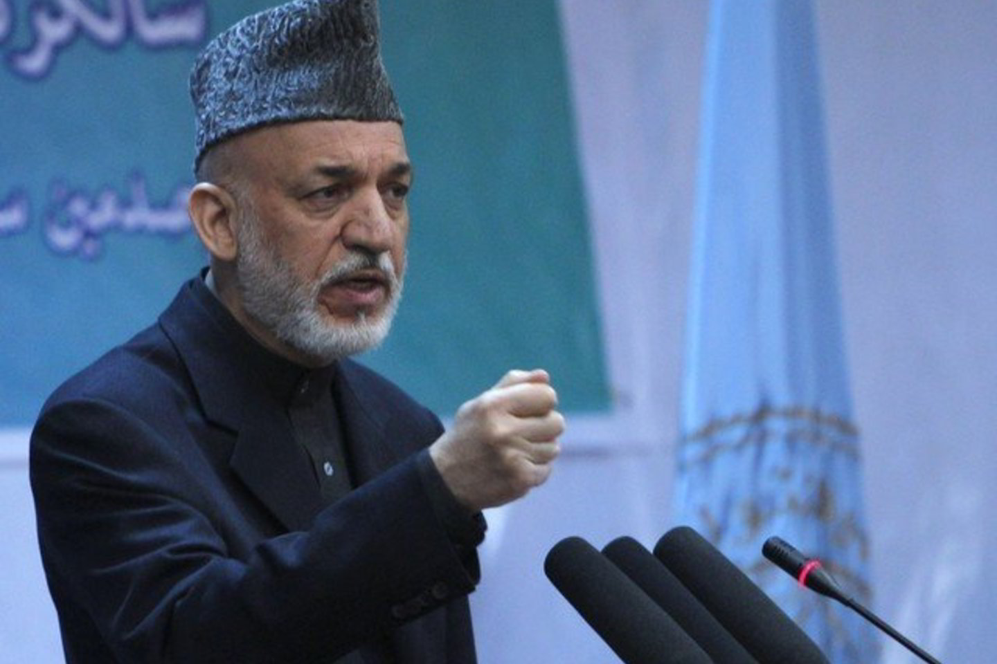 Praėjusią savaitę Afganistano prezidentas Hamidas Karzai'us ragino JAV pasirašyti įsipareigojimą skirti mažiausiai 2 mlrd. JAV dolerių paramą afganų pajėgoms.