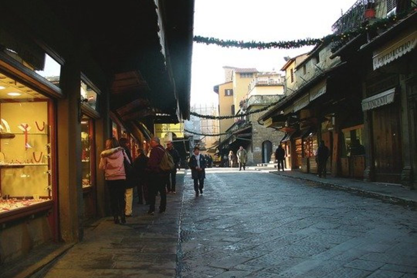 Visi ant „Ponte Vecchio” tilto veikiantys juvelyrikos salonai buvo patikrinti per vieną dieną.