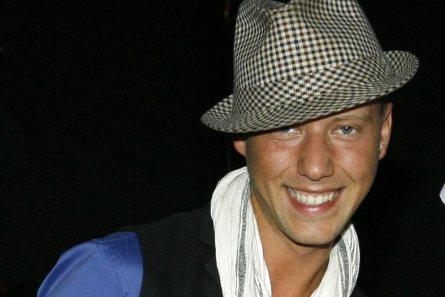 Sasha Songas pripažįsta, kad kartais iš koncertų grįžta labai vėlai, tačiau dienomis vyras dirba namuose, todėl labai pyksta dėl kalbų, kad jo šuo visą dieną paliekamas vienas.