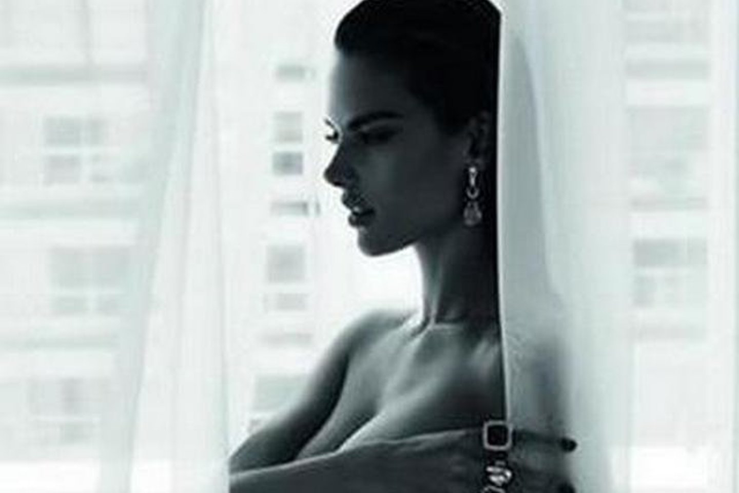 Nėščia manekenė A. Ambrosio nuoga nusifotografavo papuošalų reklamai