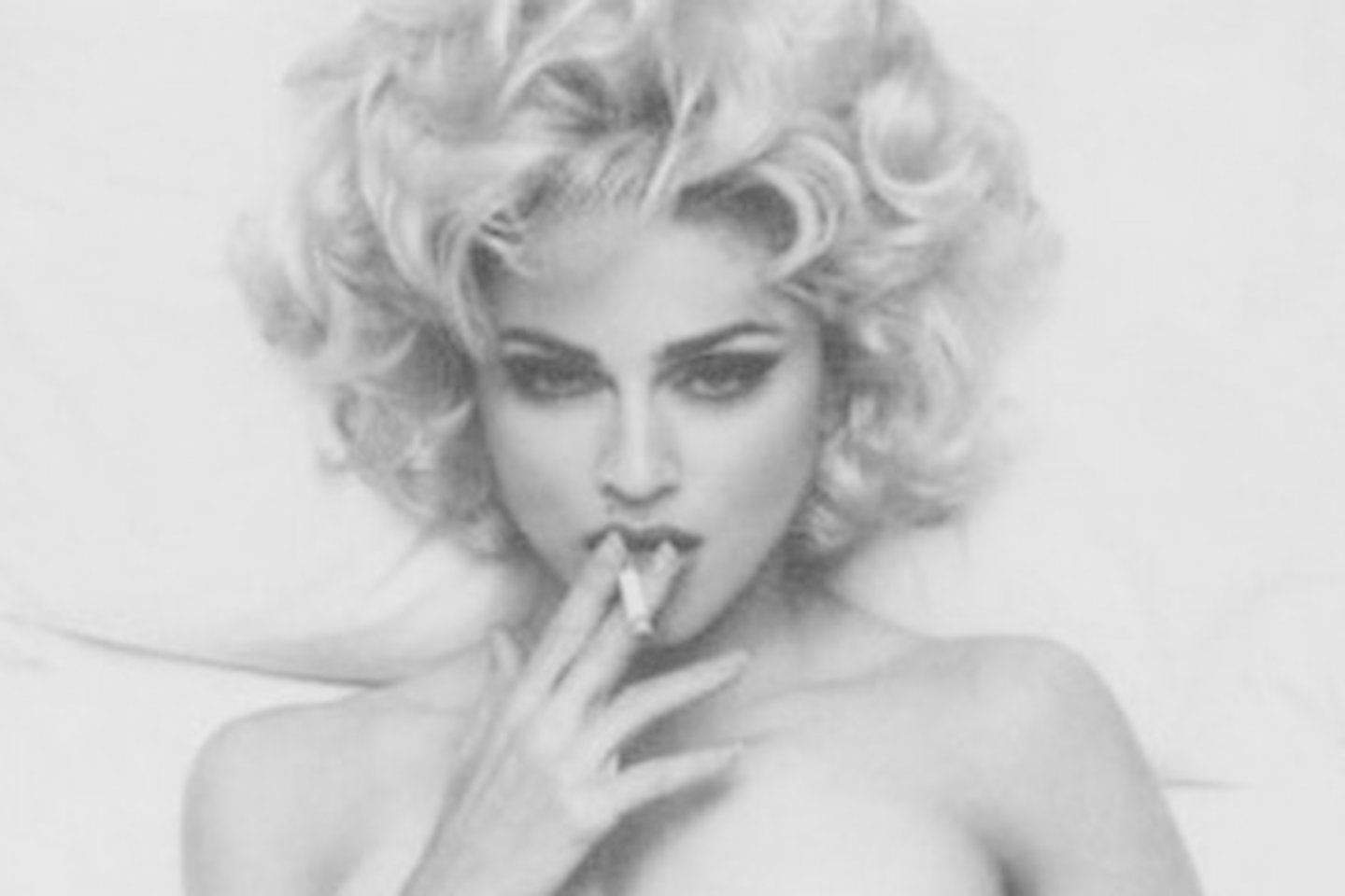 Aukcione parduodama nespalvota nuogos ir cigaretę lovoje rūkančios Madonnos nuotrauka, už kurią tikimasi gauti 8 tūkst. JAV dolerių.