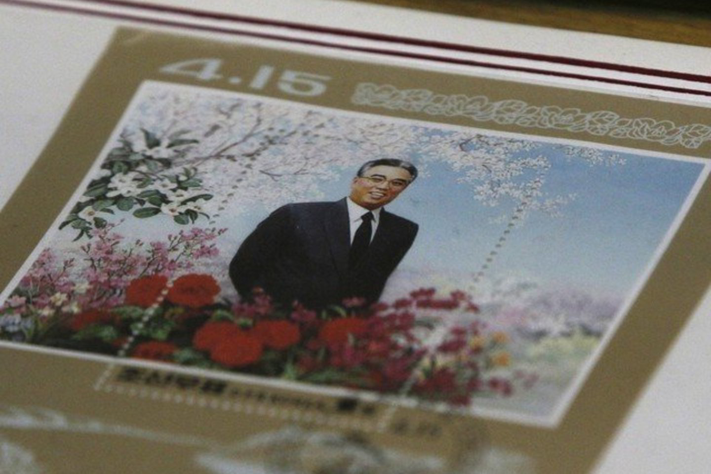 Šiaurės Korėjos propagandinis plakatas su Kim Il-sungo atvaizdu. Jo 100 gimimo metinių proga buvo paleista antroji raketa.