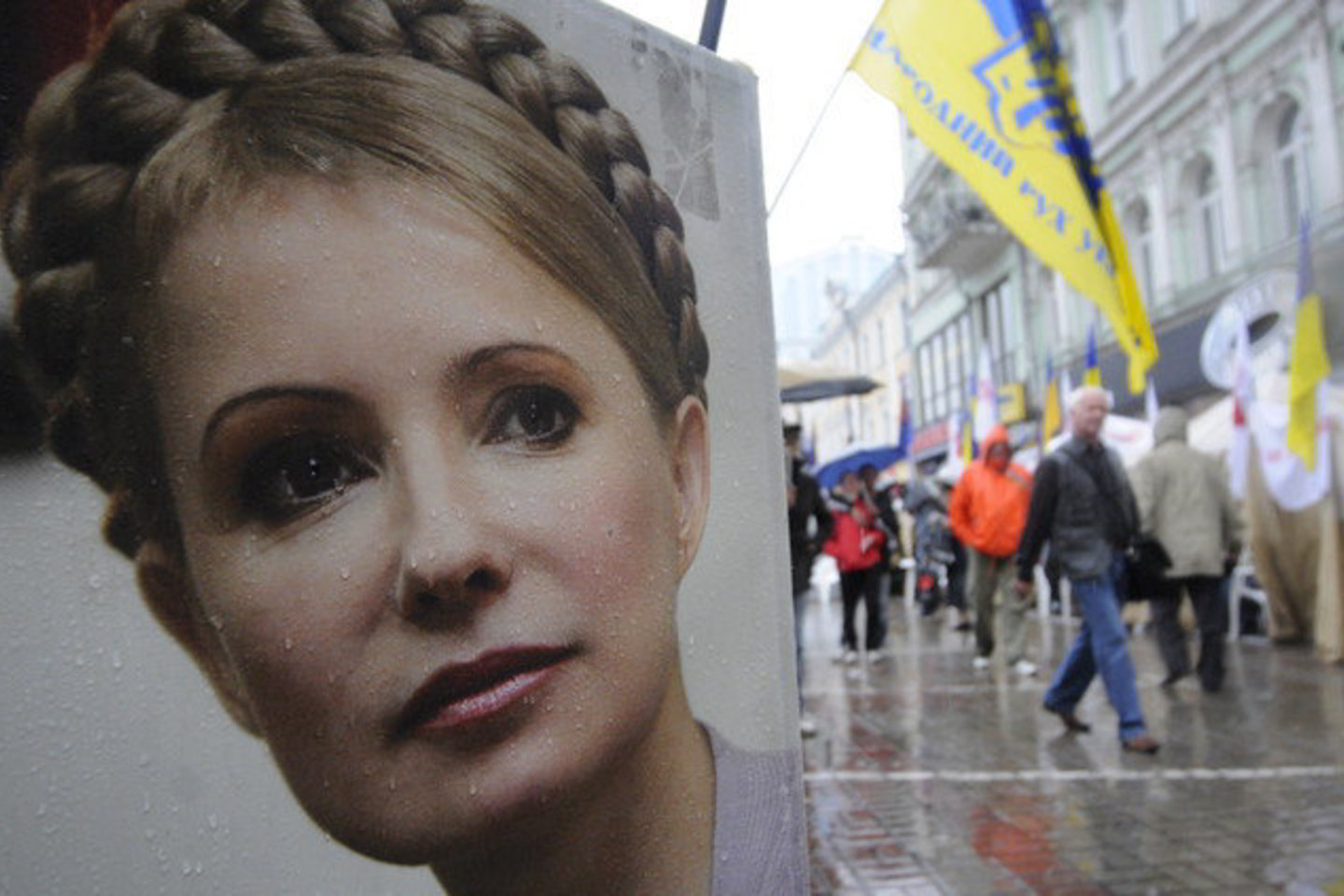 J. Tymošenko nuteista 7 metus kalėti dėl valdžios viršijimo 2009 metais pasirašant Ukrainos ir Rusijos susitarimą dėl dujų tiekimo.