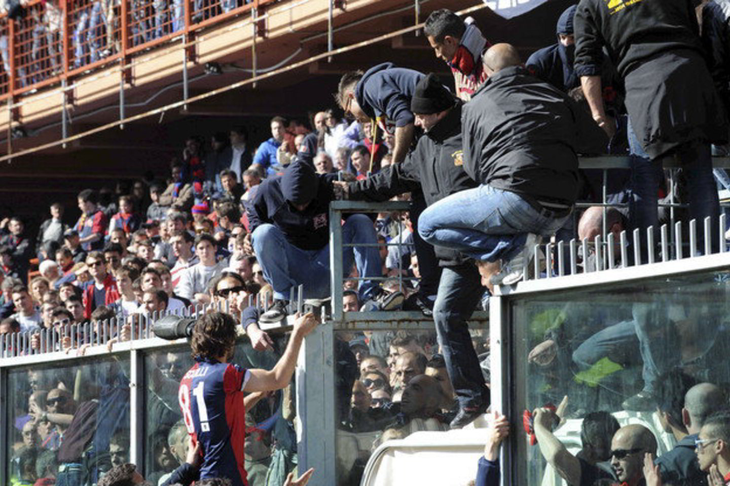 Įsiutę sirgaliai reikalavo futbolininkų nusivilkti marškinėlius. Dalis žaidėjų iš baimės tai padarė.
