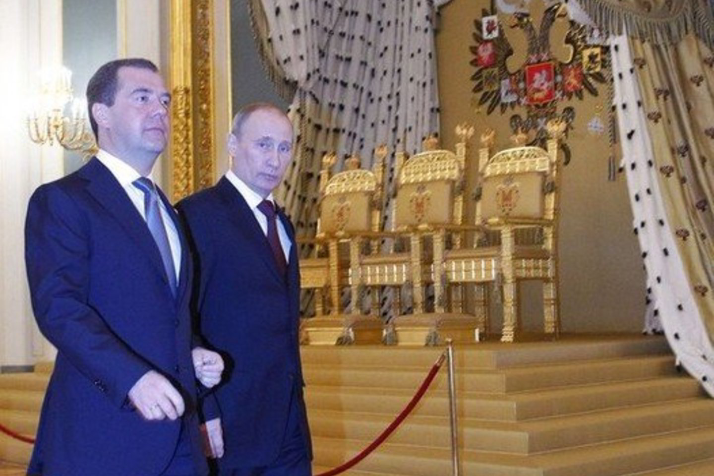 Prie Kremliaus vairo stojęs V. Putinas ketina į ministro pirmininko postą siūlyti D. Medvedevą.