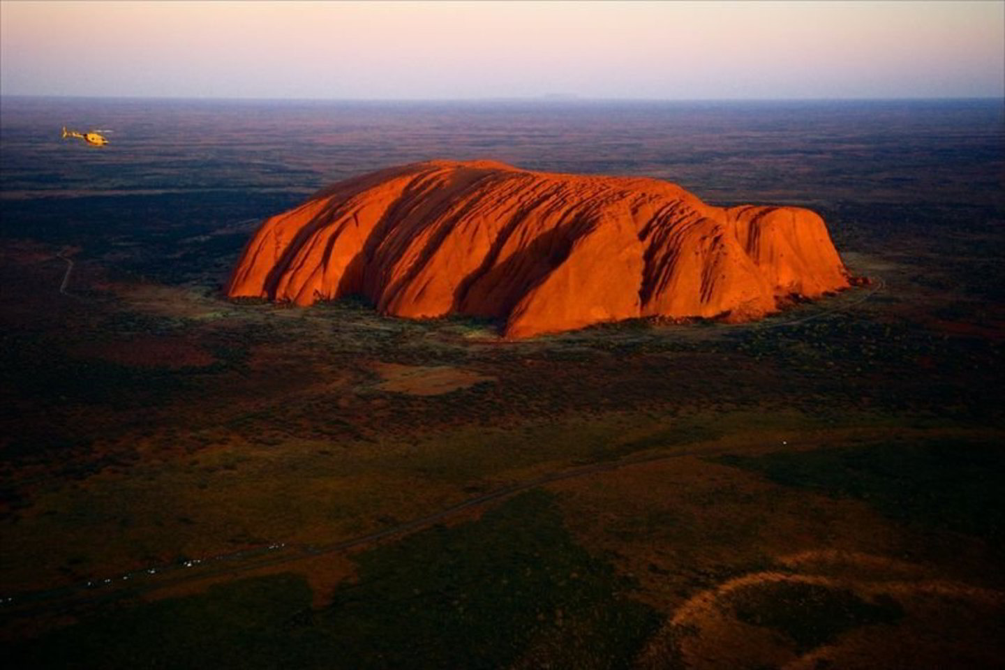 Nacionalinis Uluru-Kata Tjuta parkas - piligrimystės taškas dykumoje.