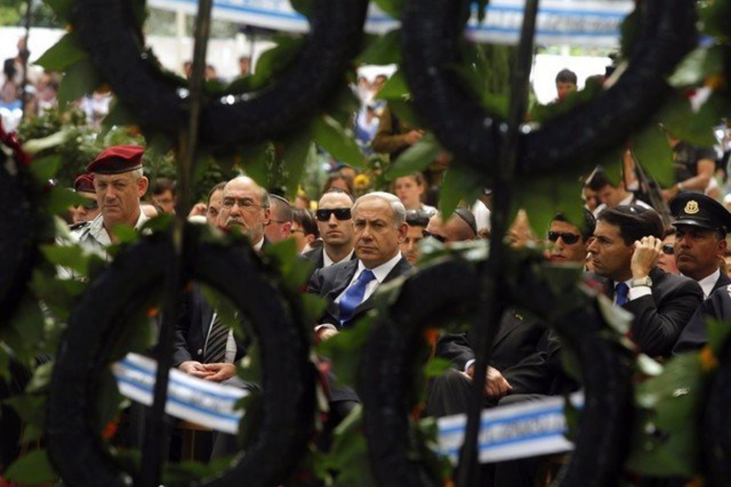 Izraelio prezidentas B. Netanyahu (centre) ir generolas leitenantas Benny Gantzas. Jis teigė nemanantis, kad Iranas sukurs branduolinius ginklus.