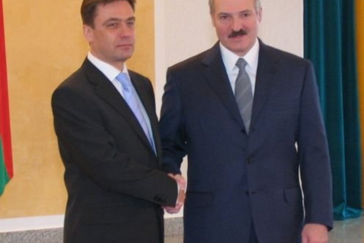 Lietuvos ambasadorius E. Bagdonas spaudžia ranką A. Lukašenkai (2007 m.).