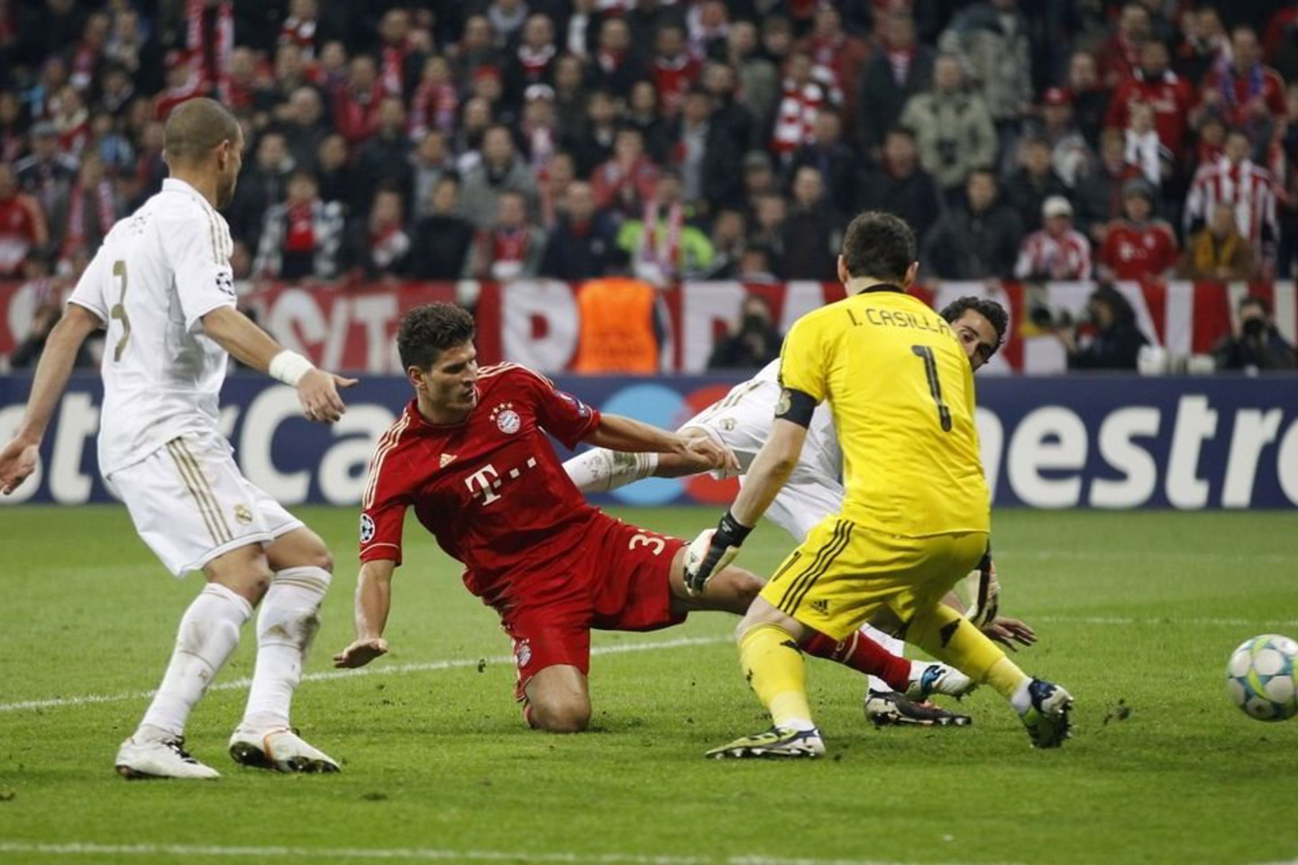 M.Gomezo (raudona apranga) įvarčiai stumia "Bayern" į finalą Miunchene