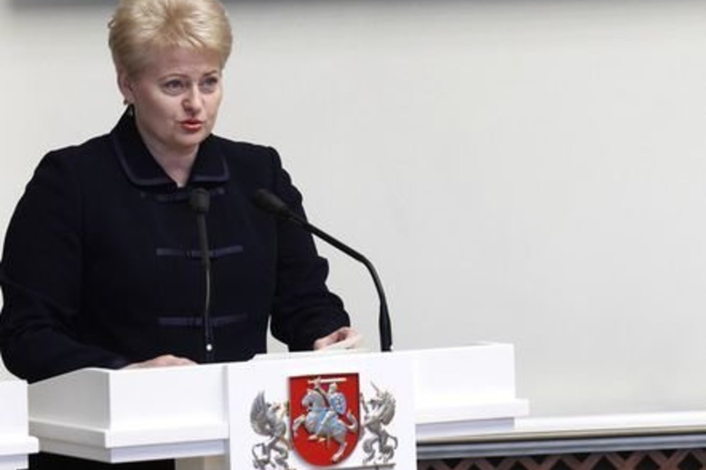 D. Grybauskaitė siūlo, jog privatūs akcininkai neturėtų blokuojančio akcijų paketo, o valstybė valdytų ne mažiau kaip 66 proc. akcijų paketą plius 1 akciją.