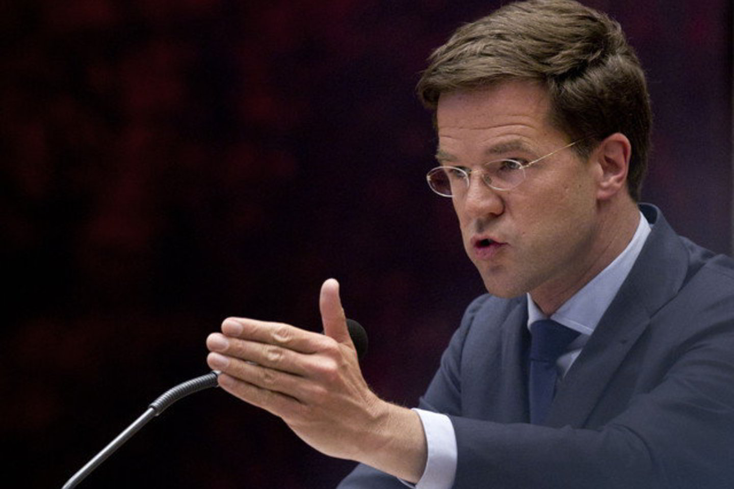 M. Rutte savo centro dešiniųjų vyriausybės atsistatydinimo raštą karalienei Beatrix įteikė pirmadienį.