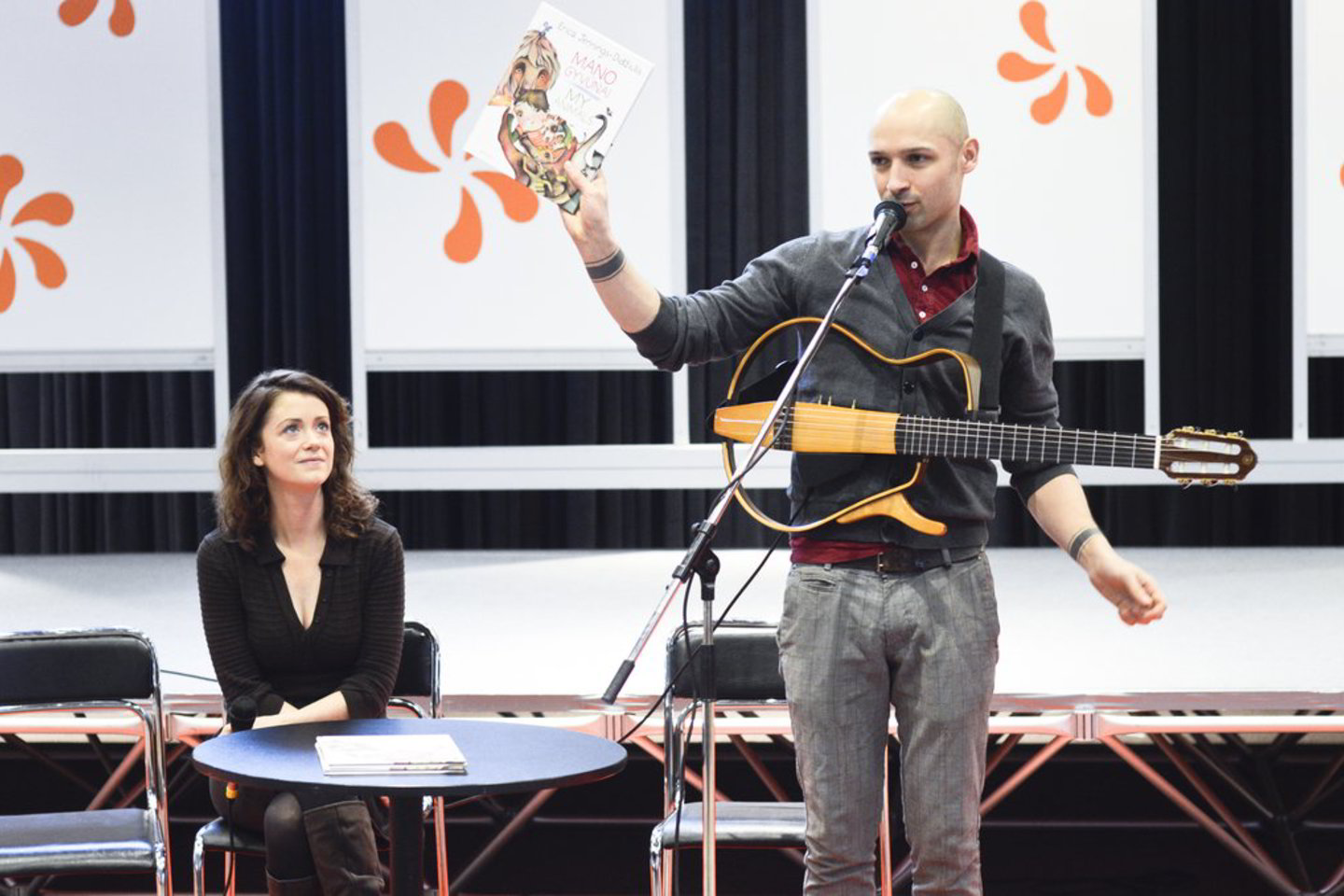 „Šiuo klipu ir visu muzikiniu turu mes norime parodyti tai, kad mūsų seneliai bei tėvai irgi labai daug linksminosi“, - sako E. Jennings ir J. Didžiulis.