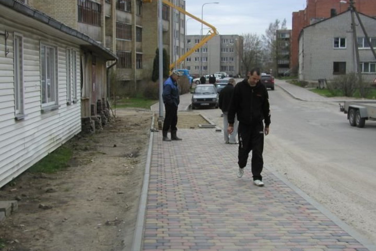 Darbams vadovauja neaiškios bendrovės neaiškus darbų vykdytojas.
