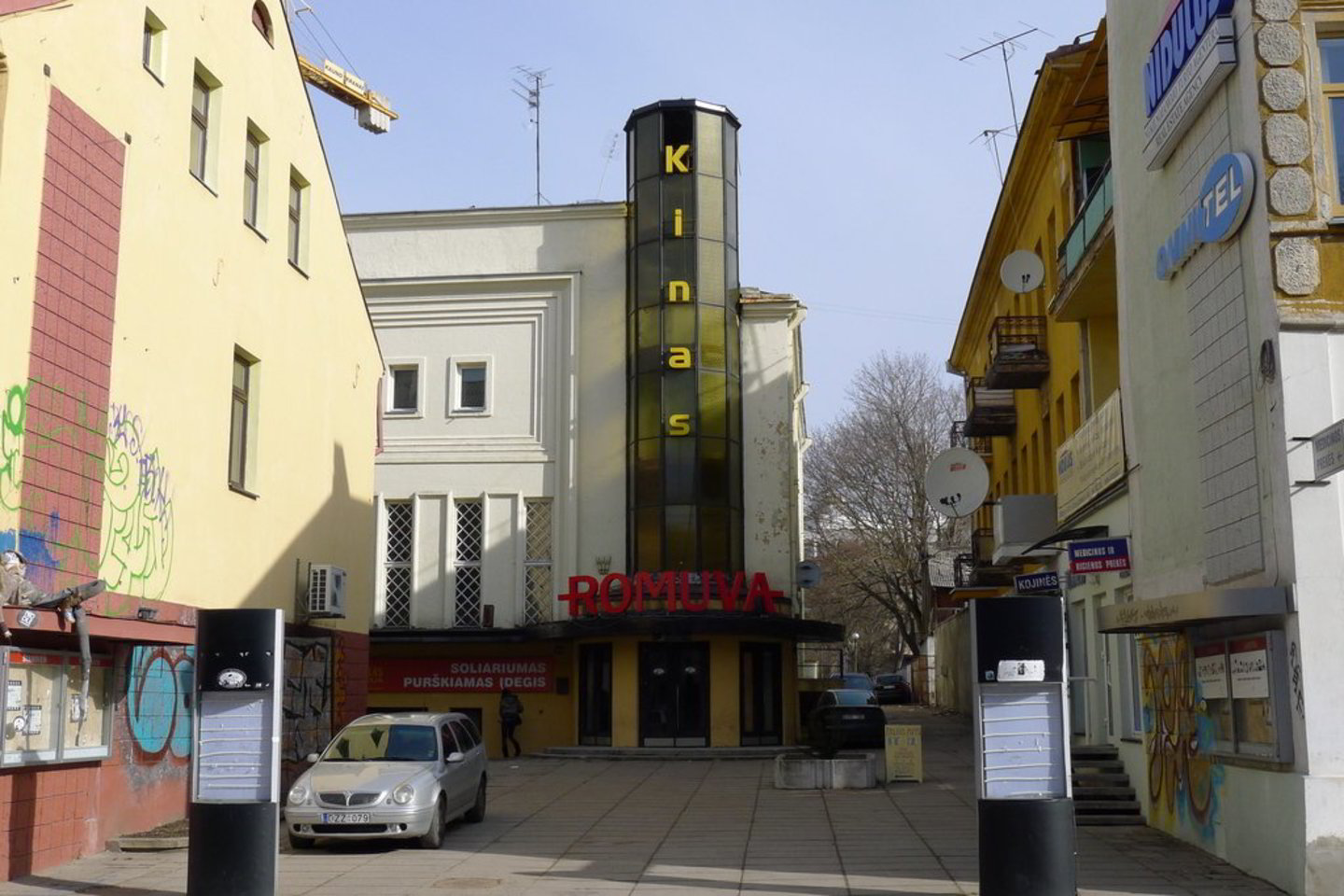 Nupirkus akcijas bus galima taikos sutartimi baigti tebesitęsiantį teisminį ginčą tarp kino teatro „Romuva“ bei jį prieš dešimtį metų išsinuomavusios bendrovės „Rosh“.