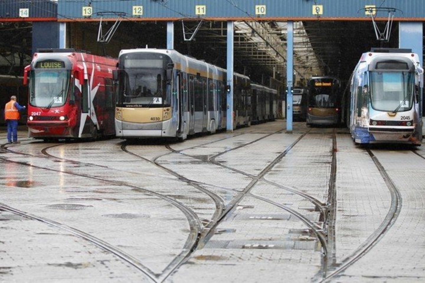 Grupuotės nariai, užtraukdami avarinius stabdžius, beveik vienu metu sustabdė 13 traukinių.