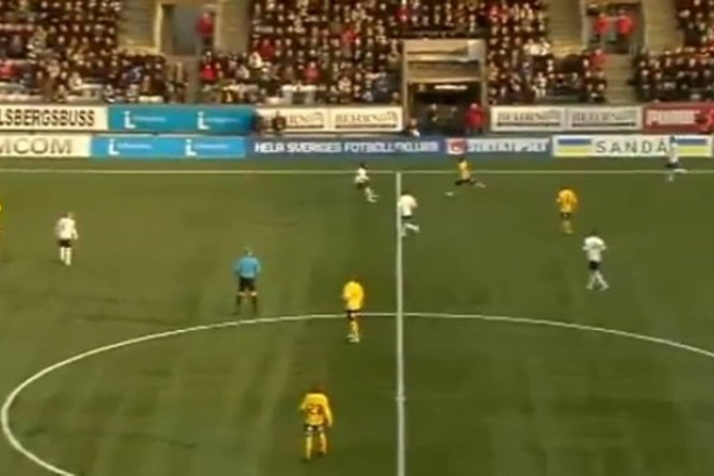 Įvartį „Elfsborg“ žaidėjas įmušė iš aikštės vidurio.