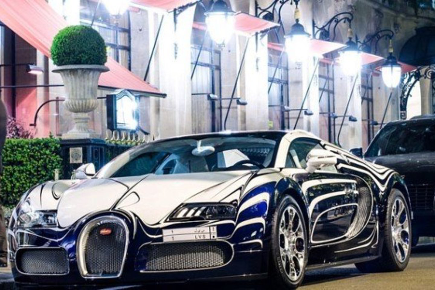 Šio unikalaus automobilio, be mokesčių kainuojančio 1,65 milijono eurų (5,7 milijono litų), kėbulas yra pagamintas iš porceliano.