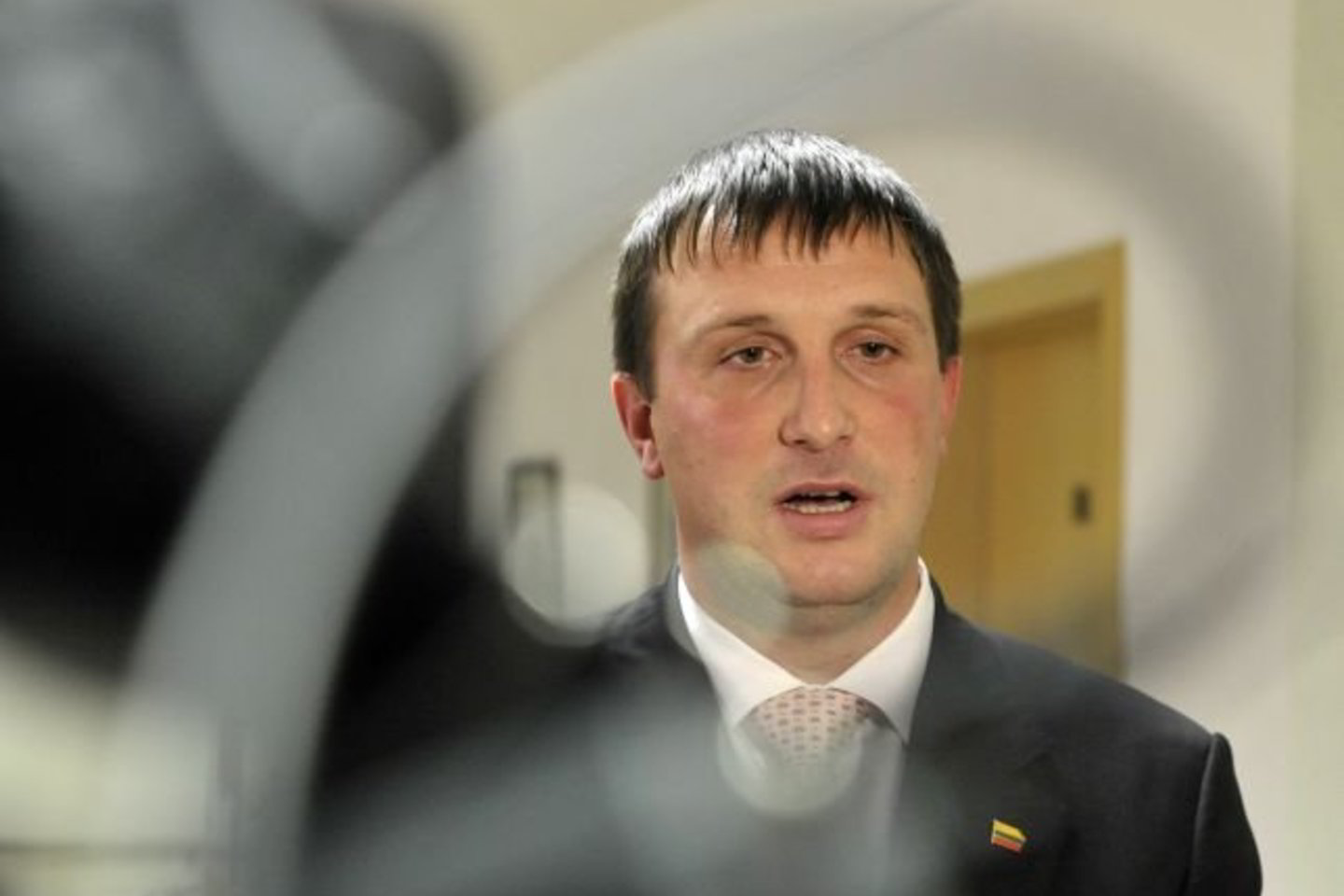 Seimo narys A. Sacharukas nespėjo atvykti į Vilniuje esantį savo butą, kai jame STT pareigūnai atliko kratą.