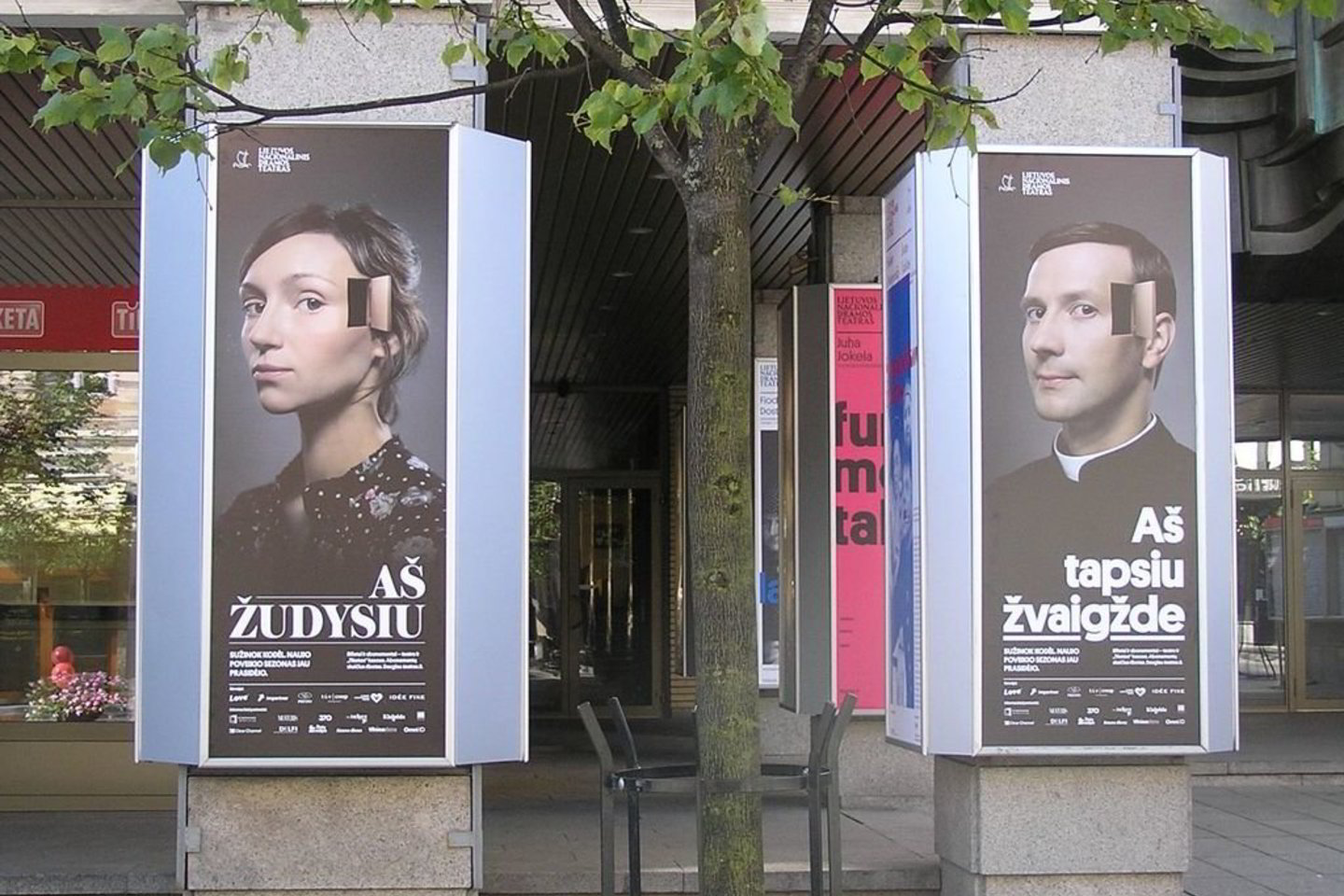 Pernai plakatus „Aš žudysiu“, „Aš emigruosiu“ pastebėjo daugybė praeivių sostinėje.