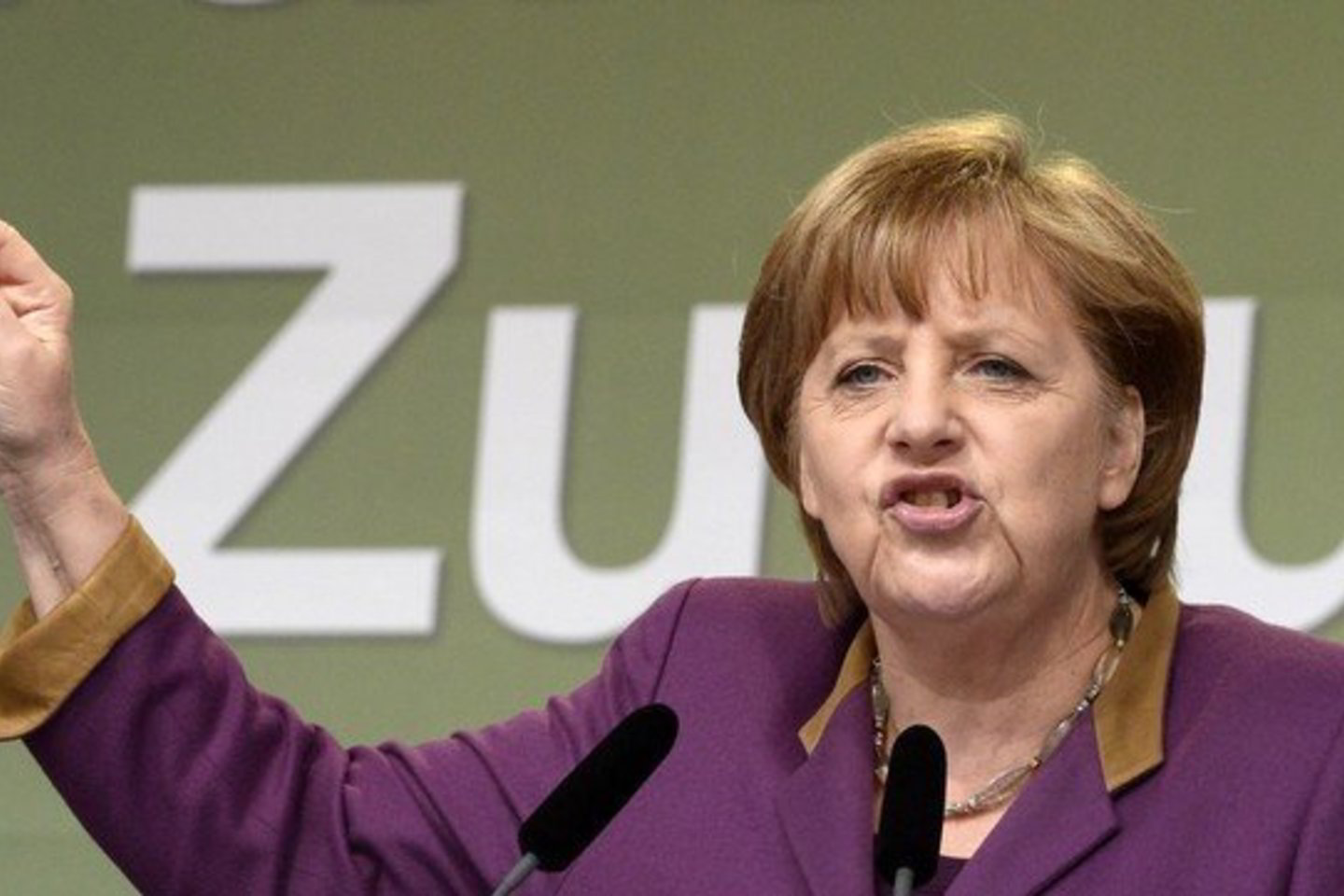 Vokietijos kanclerė Angela Merkel ketvirtadienį dar kartą pakartojo, kad nepritaria siūlymams persvarstyti Europos Sąjungos (ES) fiskalinės drausmės sutartį.