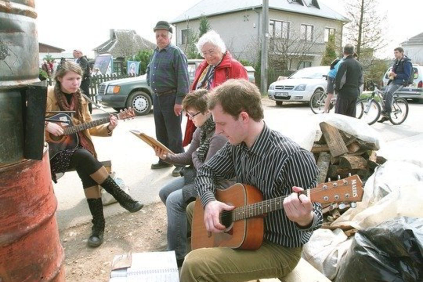 Ketvirtadienį Garliavoje, prie Venckų ir Kedžių namų, vėl skambėjo muzika.