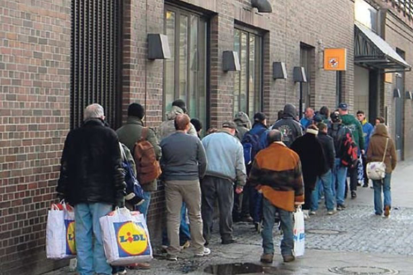 Dieną praleidę Berlyno gatvėse vakarop benamiai, tarp kurių yra ir lietuvių, traukia į nakvynės namus.