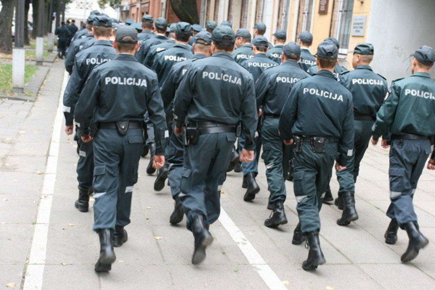 Tarnybą palikę pareigūnai randa darbą privačiose struktūrose, kur geresnis atlyginimas, socialinės garantijos.