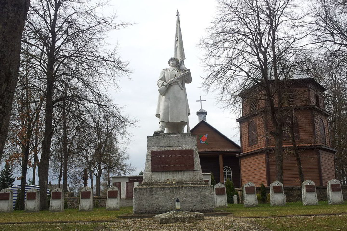 Kurklių miestelyje netoli Anykščių sovietų karys su vėliava ir automatu stovi prie bažnyčios.