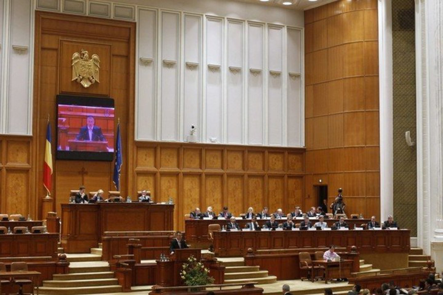 Nepasitikėjimą palaikė 235 parlamentarai.