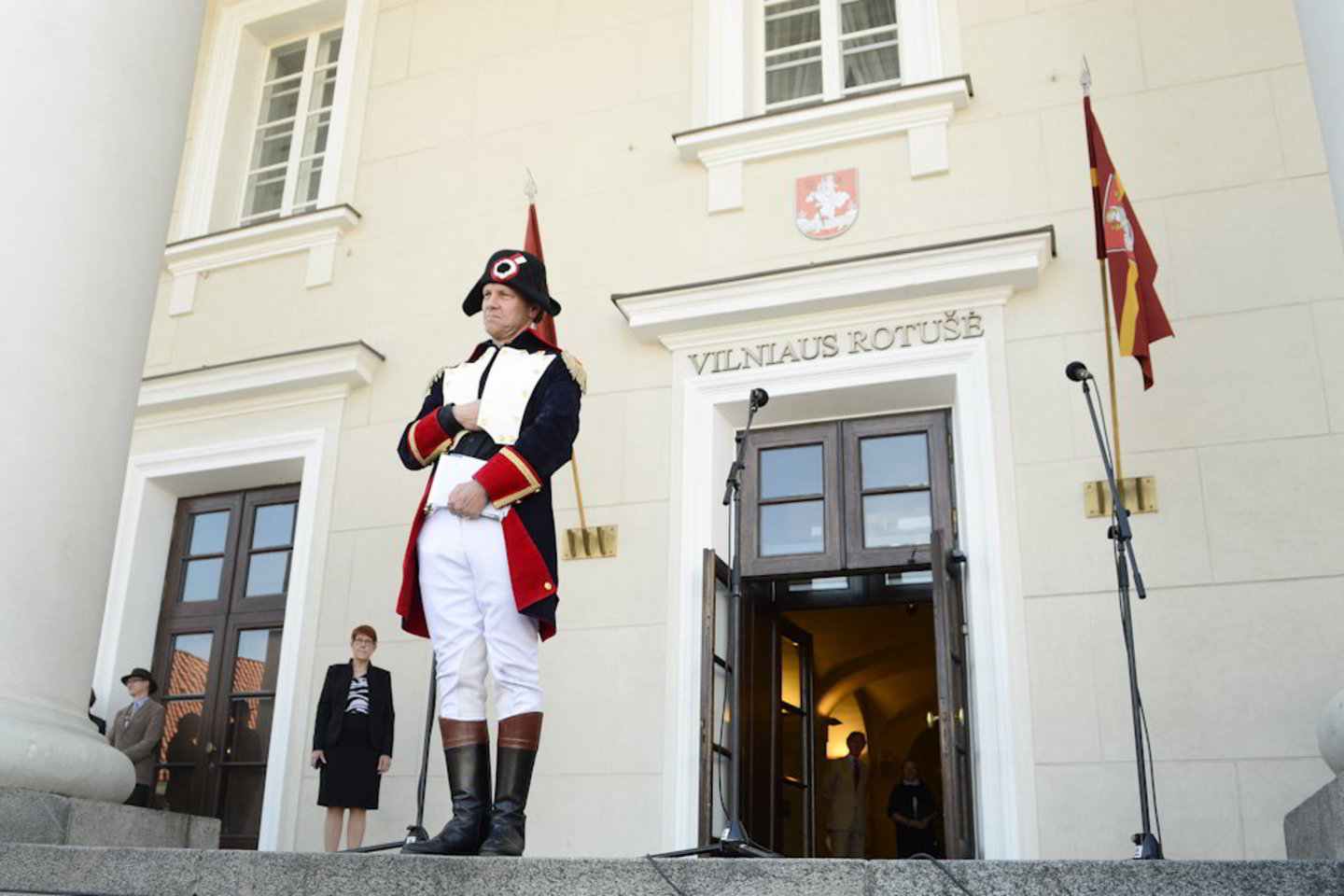 Per Lietuvą karietomis važiuoja Napoleono žygį į Rusiją atkuriantys olandai. Penktadienį kortežas buvo pasitinkamas Vilniuje.