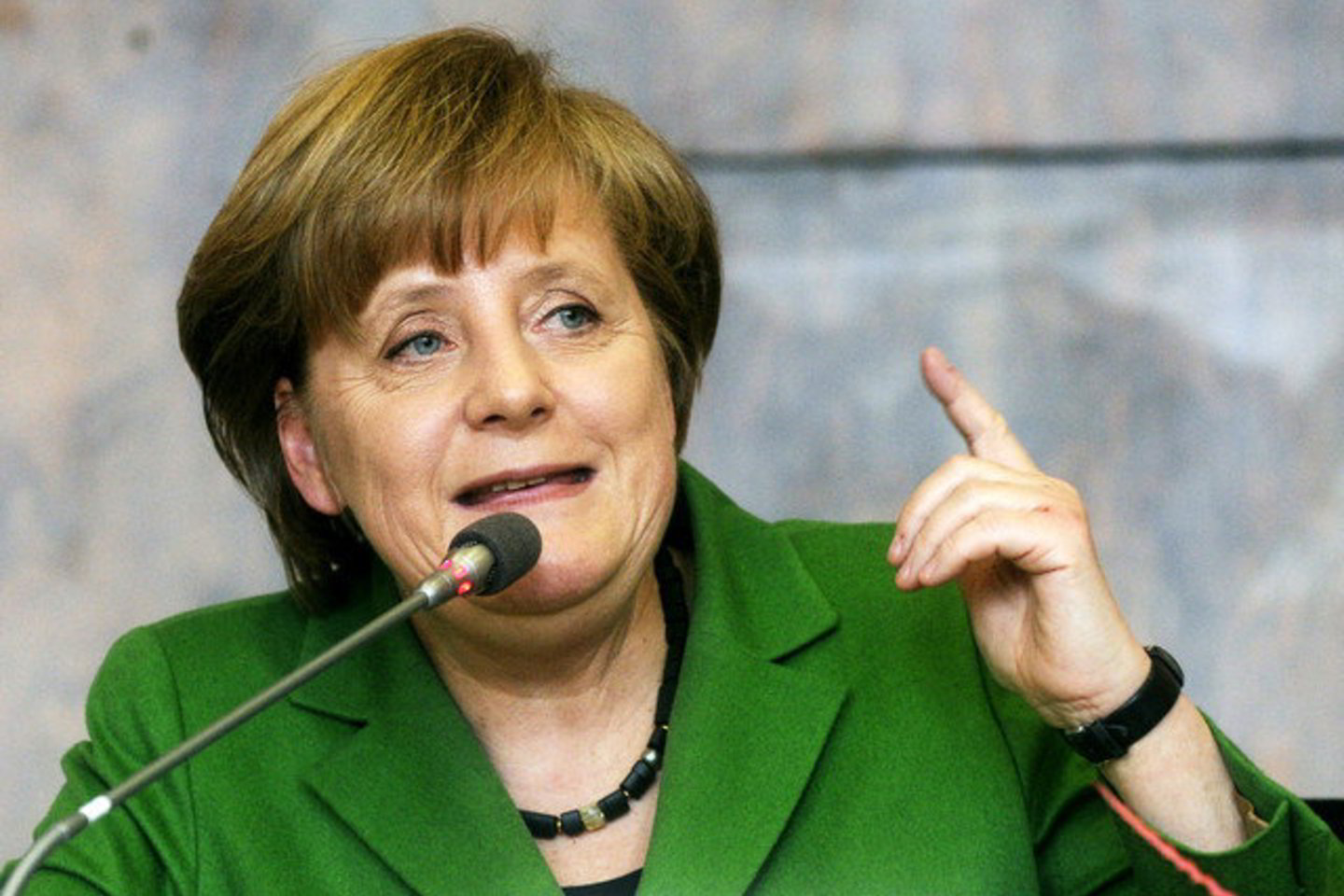 A. Merkel mėgina paneigti kalbas, kad aklai remia N. Sarkozy.