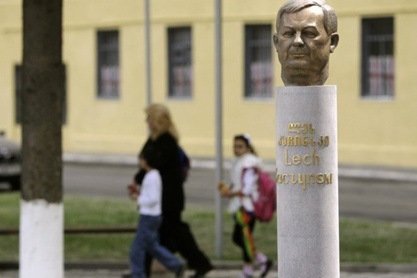 Žuvusio Lenkijos prezidento Lecho Kaczynskio paminklas Tbilisyje.