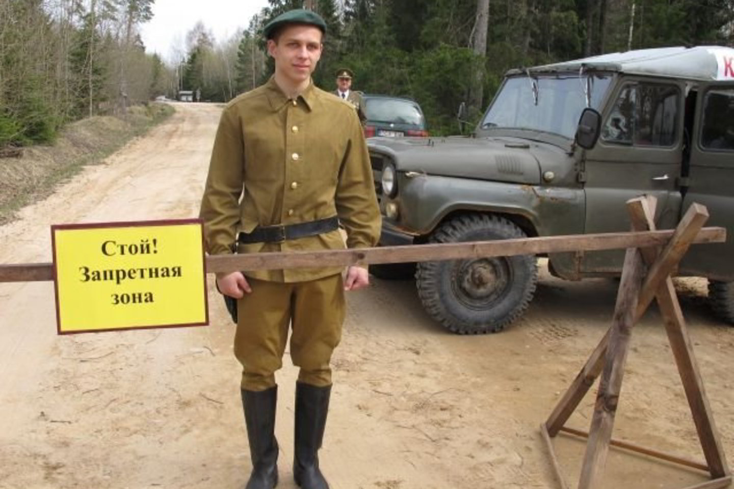 Atnaujinto muziejaus atidarymo proga visus atvykstančius pasitiko sovietų kariuomenės aprangą vilkintys žemaičiai.