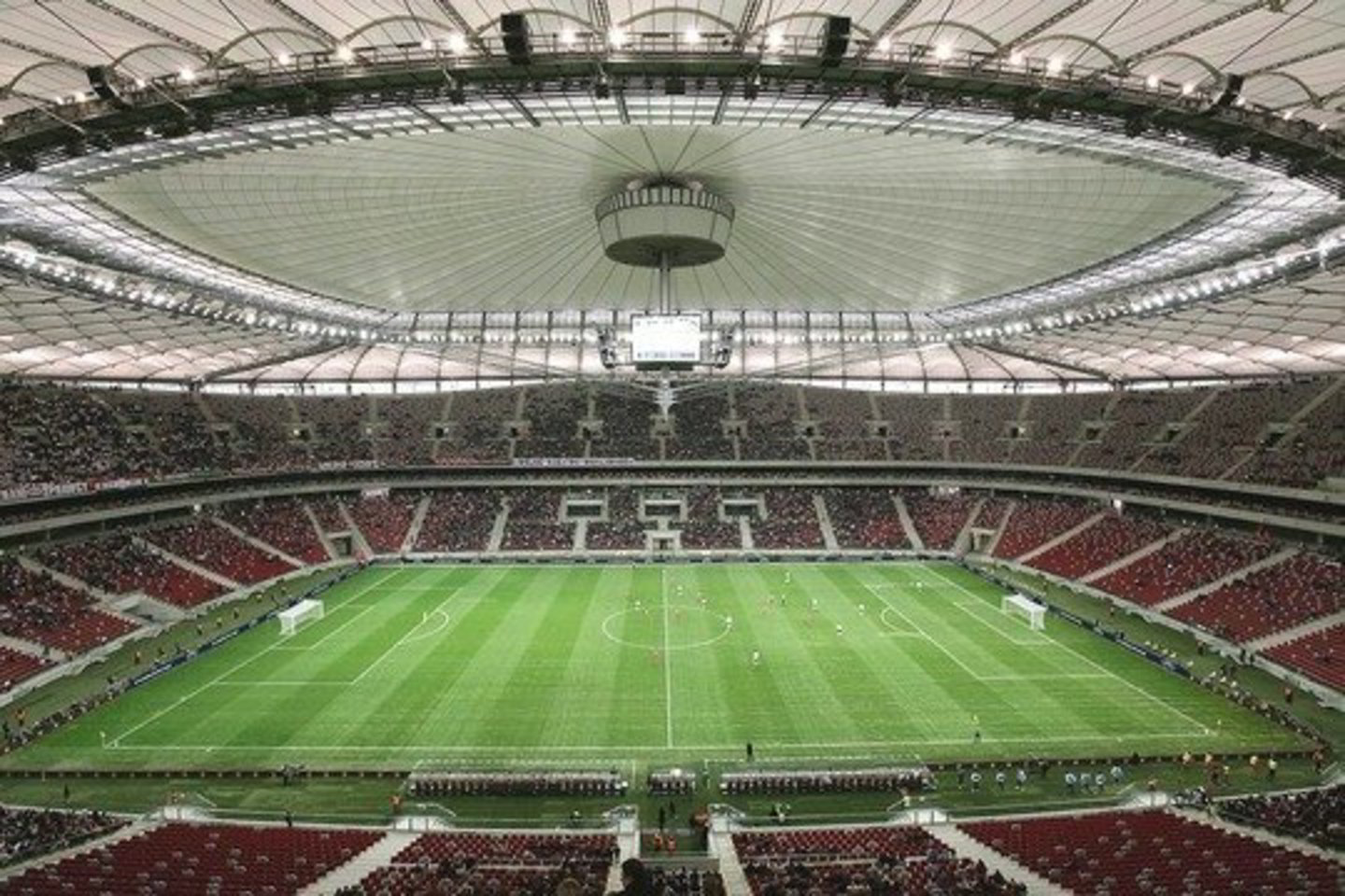 Naujajame dengtame Varšuvos stadione – 58 tūkst. vietų. Čia „Euro 2012” atidarymo rungtynes žais Lenkijos ir Graikijos rinktinės, o iš viso įvyks 5 mačai.