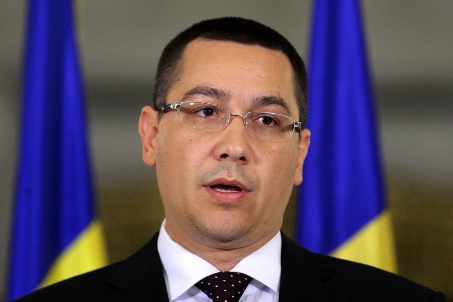 39-erių V. Ponta nuo 2001 metų tapo Socialdemokratų partijos (SDP) nariu. Iki tol jis dirbo prokuroru. 2004 metais jis tapo vienu jauniausių Rumunijos įstatymų leidėjų.