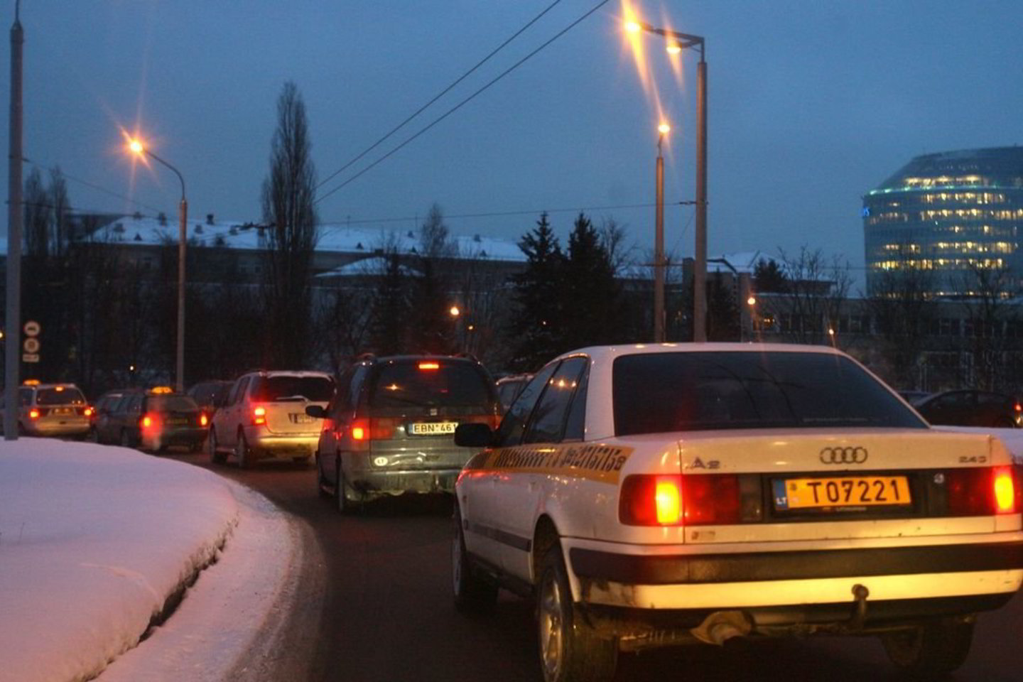 Vilniaus taksistai skundžiasi, kad yra išnaudojami darbdavių, tačiau kai juos pričiupo pareigūnai, puolė protestuoti.