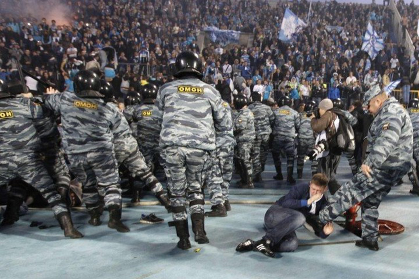 Po "Zenit" ir "Dinamo" rungtynių tvarką įvedinėjo OMON pareigūnai.