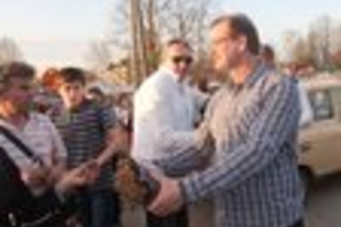 Iš dangaus nusileidę V.Uspaskichas (dešinėje) ir T. Barštys (centre) šventės žiūrovus vaišino duona.