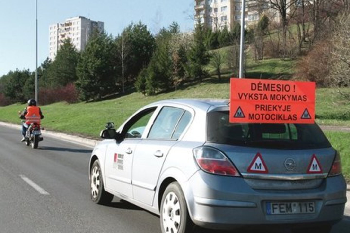Mokantis vairuoti motociklą labai svarbu pasirinkti gerą instruktorių.