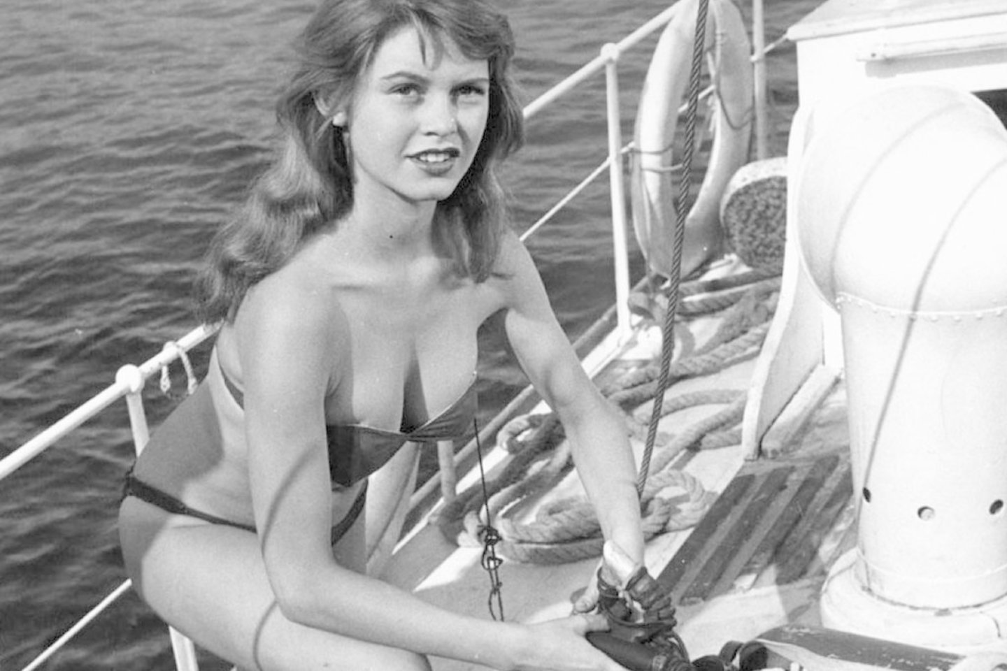 Kone labiausiai maudymosi kostiumėlį išgarsino prancūzų žvaigždė Brigitte Bardot. Jos nuotraukos su paplūdimio drabužėliu dabar atrodo kuklios ir padorios. Bet tuomet aistruoliai, norėdami pamatyti ją su bikiniu, ryždavosi beprotiškiems žygiams.