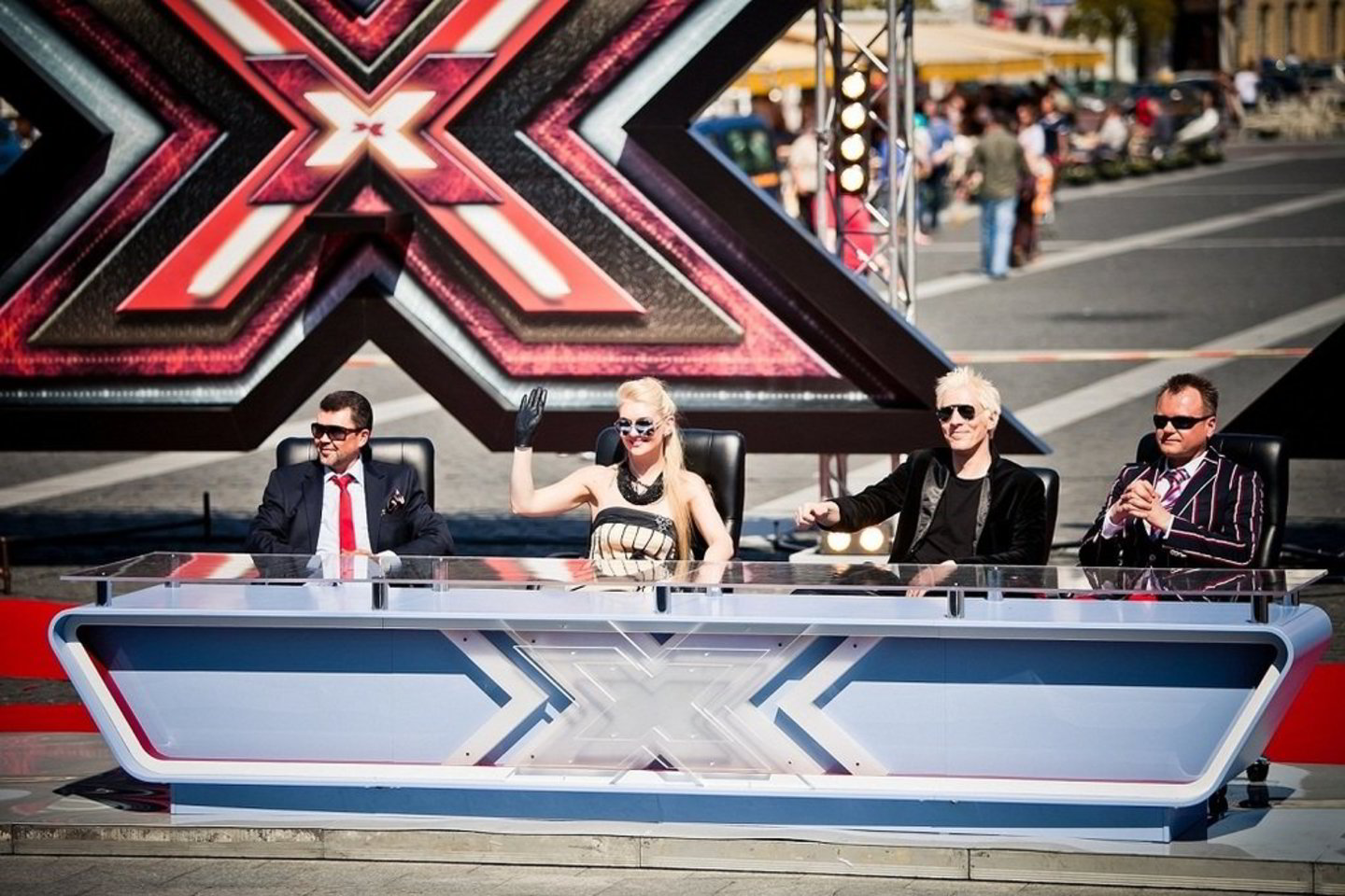 Ant milžiniškų projekto simboliais tapusių keturių X ženklų įsitaisiusius teisėjus pristatė populiariausio pasaulyje muzikinio projekto vedėjas Marijus Mikutavičius.