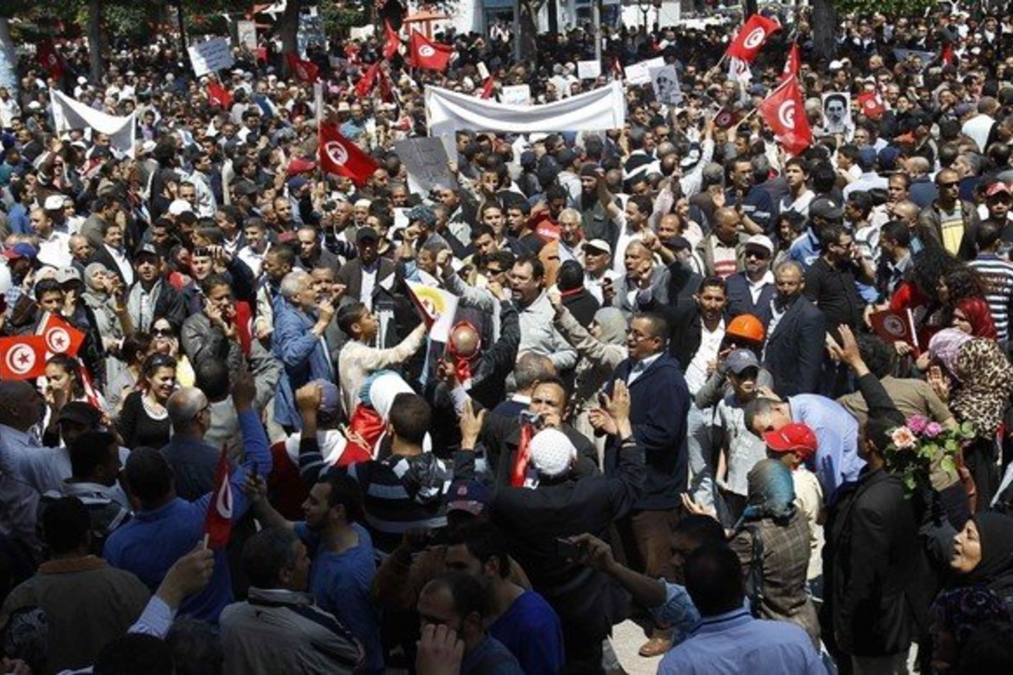 Habibo Bouguibos gatve, kuri tapo tos revoliucijos simboliu, žygiavo daugiau kaip 20 tūkst. tunisiečių.