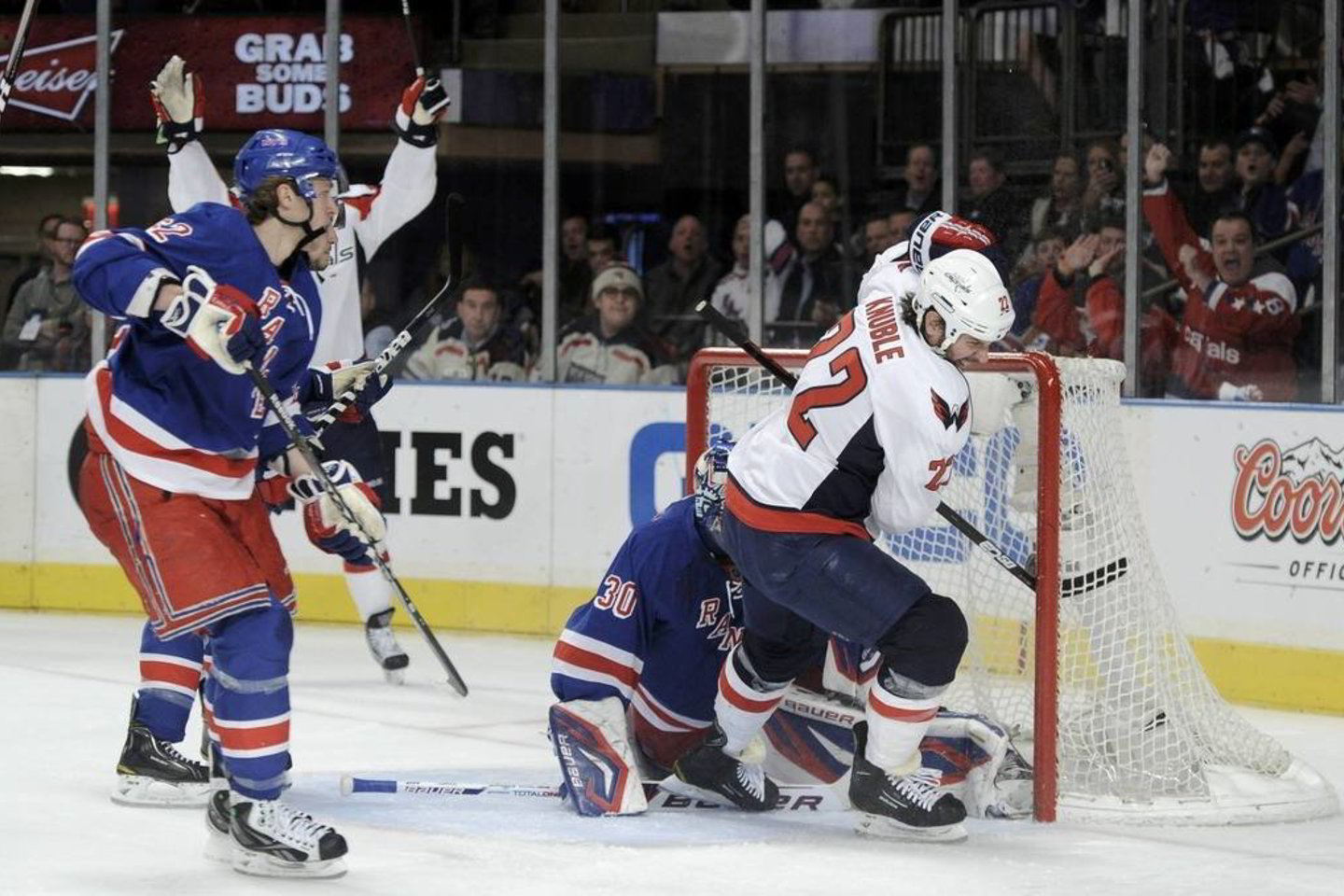 „Washington Capitals“ komanda svečiuose 3:2 įveikė pirmąją vietą konferencijoje užėmusią „New York Rangers“ ekipą ir išlygino serijos iki keturių pergalių rezultatą 1-1.