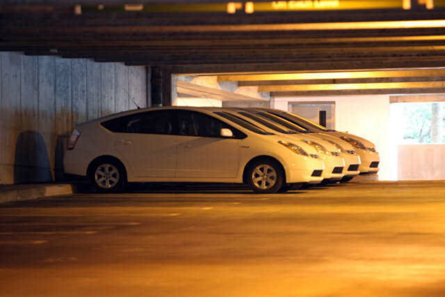 Dauguma garaže prastovėjusių automobilių yra hibridiniai „Toyota Prius“.