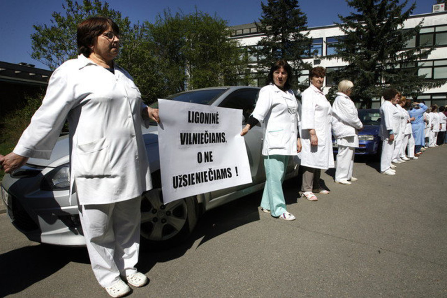 Vilniaus universitetinės Antakalnio ligoninės darbuotojai ir ligoniai susikibo už rankų protestuodami prieš miesto valdžios planus.