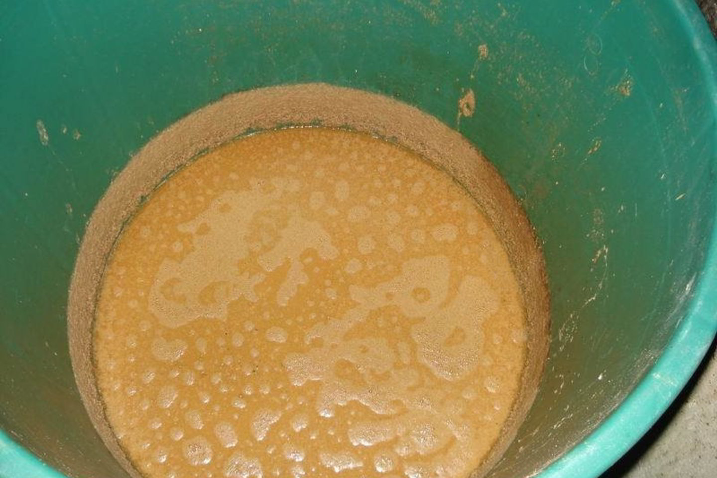 Miške, prie naminės degtinės aparato rasta apie 8 litrus skaidraus skysčio, turinčio alkoholio kvapo, bei 65 litrai raugo.